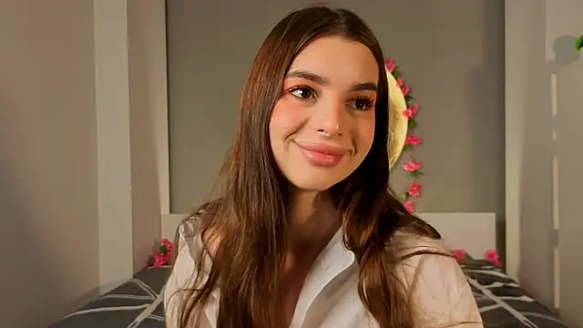 Snapshot of LauraHansil chatting on February 12, 6:08 am LauraHansil online show from February 12, 6:08 am