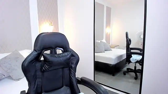 danne bratz  online show from November 18, 7:07 pm