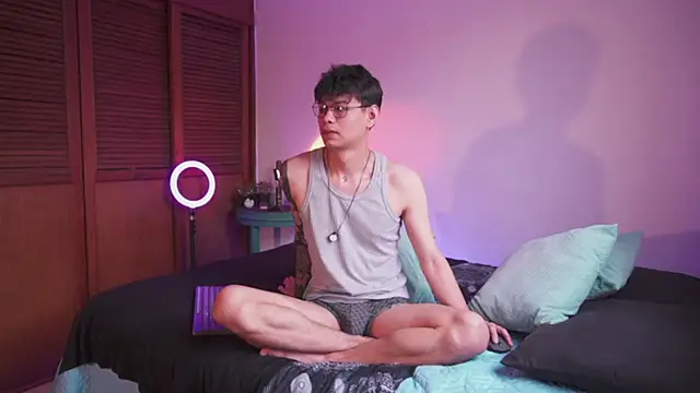 estmonnn online show from February 12, 9:54 pm