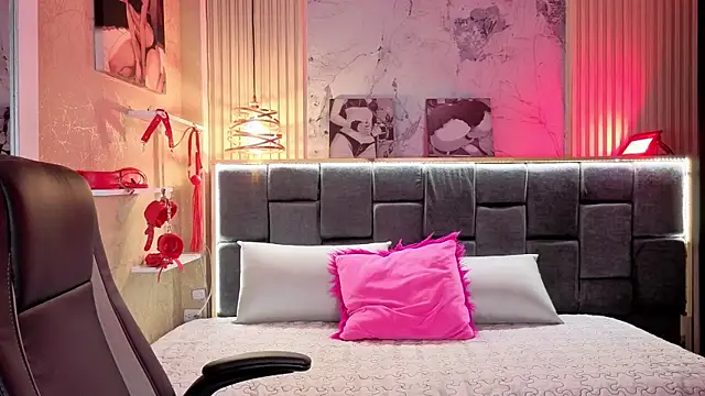 Snapshot of Im-Lola chatting on February 6, 11:08 pm Im-Lola online show from February 6, 11:08 pm