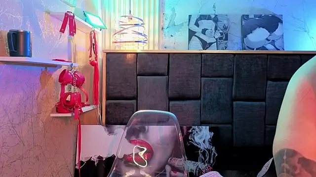 Snapshot of Im-Lola chatting on February 22, 9:41 am Im-Lola online show from February 22, 9:41 am