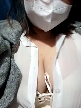 Snapshot of julybe chatting on January 6, 12:03 am julybe online show from January 6, 12:03 am