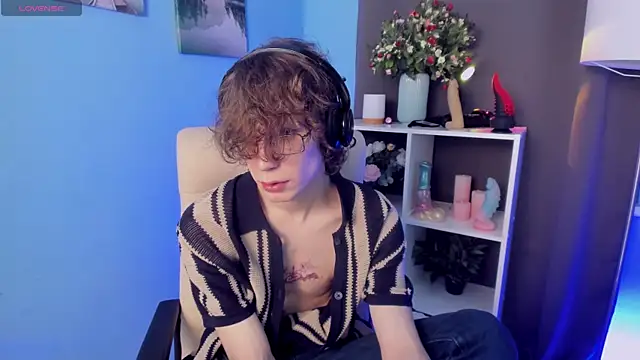 Snapshot of LeoBensyten chatting on November 11, 11:49 pm LeoBensyten online show from November 11, 11:49 pm