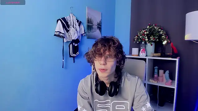 Snapshot of LeoBensyten chatting on November 19, 5:13 pm LeoBensyten online show from November 19, 5:13 pm