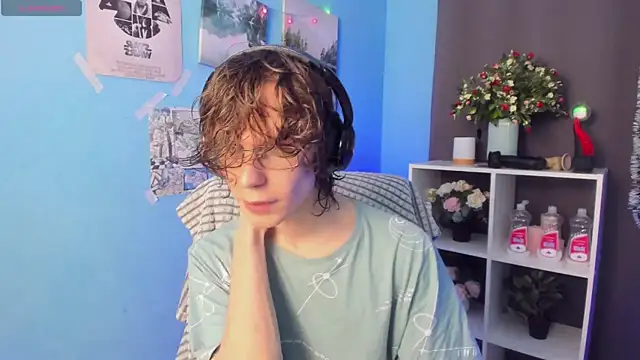 Snapshot of LeoBensyten chatting on December 18, 2:23 pm LeoBensyten online show from December 18, 2:23 pm