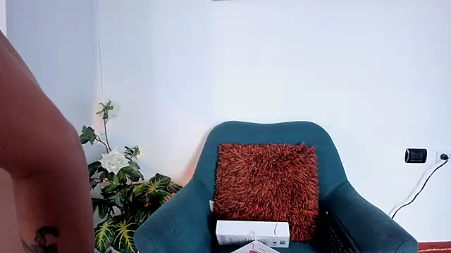 Snapshot of LahanaKimish chatting on November 13, 12:37 pm LahanaKimish online show from November 13, 12:37 pm