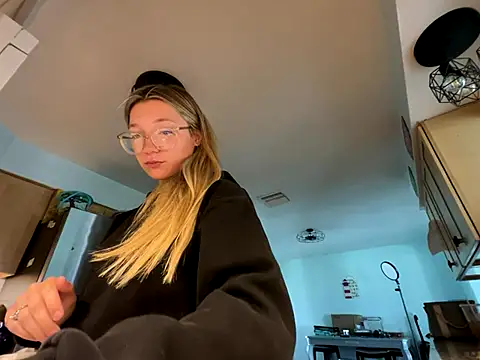 hatgirlsolo online show from November 29, 6:00 pm