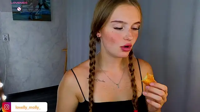Snapshot of Lovelly_molly1 chatting on November 6, 2:51 pm Lovelly molly1 online show from November 6, 2:51 pm