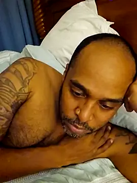 Snapshot of TraddyZaddy chatting on October 31, 3:51 am TraddyZaddy online show from October 31, 3:51 am