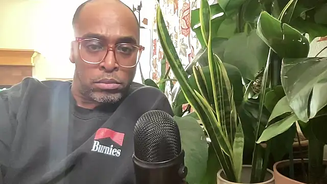 Snapshot of TraddyZaddy chatting on November 7, 7:03 pm TraddyZaddy online show from November 7, 7:03 pm