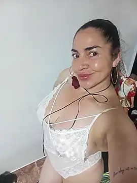 Snapshot of MaryRoze_ chatting on April 23, 1:29 am MaryRoze online show from April 23, 1:29 am