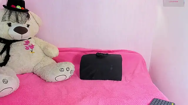 Snapshot of Little_arii chatting on November 15, 7:10 pm Little arii online show from November 15, 7:10 pm