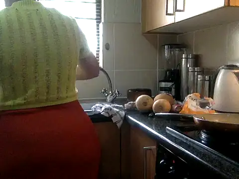 Snapshot of NewBeginnings8 chatting on November 1, 11:23 am NewBeginnings8 online show from November 1, 11:23 am