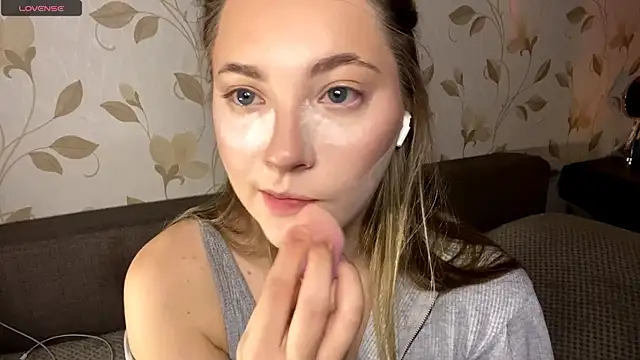 Snapshot of OrethaEredia chatting on December 2, 5:30 pm OrethaEredia online show from December 2, 5:30 pm