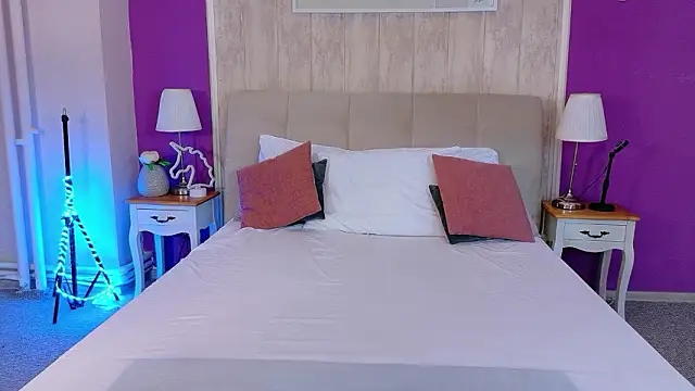 Snapshot of Di_Andra chatting on February 7, 6:28 am Di Andra online show from February 7, 6:28 am