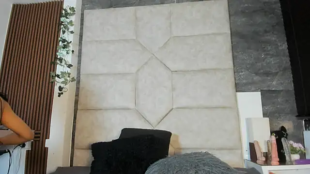 Liia Leens online show from February 8, 4:27 am