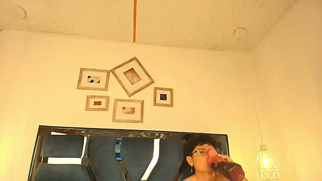 Snapshot of Zoe_And_Dylan_ chatting on December 1, 12:32 pm Zoe And Dylan online show from December 1, 12:32 pm