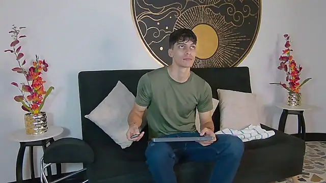 Snapshot of AlessioVitale chatting on November 12, 12:27 pm AlessioVitale online show from November 12, 12:27 pm