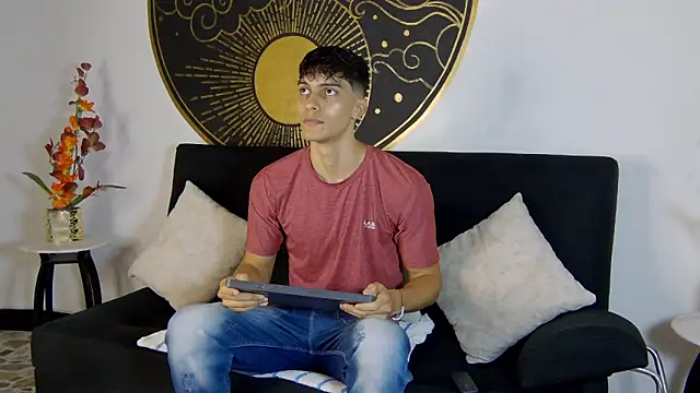 Snapshot of AlessioVitale chatting on November 15, 12:56 pm AlessioVitale online show from November 15, 12:56 pm