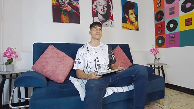 Snapshot of AlessioVitale chatting on November 18, 12:20 pm AlessioVitale online show from November 18, 12:20 pm