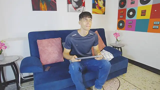 Snapshot of AlessioVitale chatting on November 22, 12:04 pm AlessioVitale online show from November 22, 12:04 pm