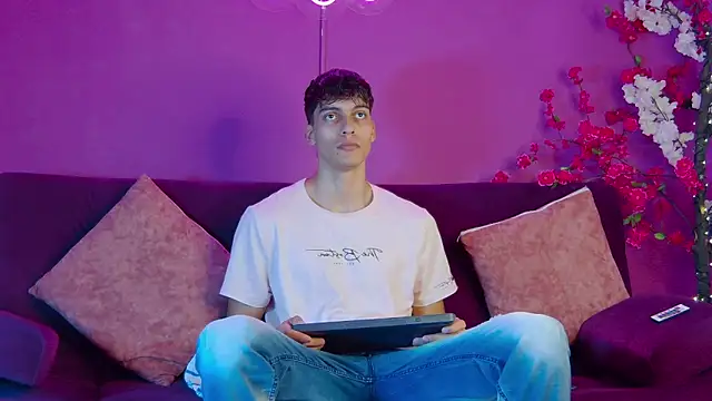 Snapshot of AlessioVitale chatting on November 27, 12:18 pm AlessioVitale online show from November 27, 12:18 pm