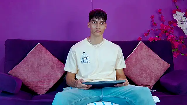 Snapshot of AlessioVitale chatting on November 28, 12:19 pm AlessioVitale online show from November 28, 12:19 pm