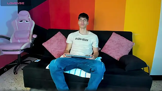 Snapshot of AlessioVitale chatting on December 2, 11:59 am AlessioVitale online show from December 2, 11:59 am