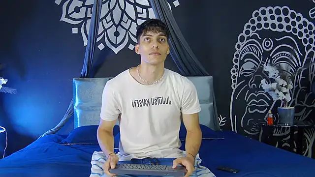 Snapshot of AlessioVitale chatting on December 16, 11:59 am AlessioVitale online show from December 16, 11:59 am