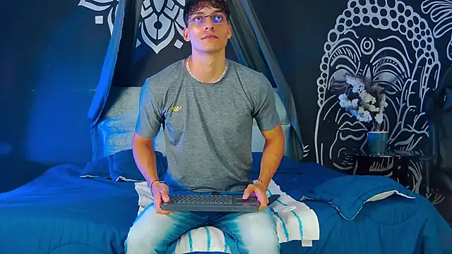 Snapshot of AlessioVitale chatting on December 20, 12:01 pm AlessioVitale online show from December 20, 12:01 pm