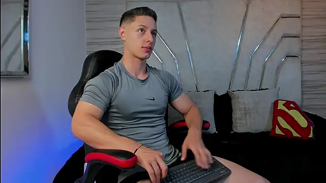 Snapshot of MAXTHOMSON chatting on November 8, 11:14 pm MAXTHOMSON online show from November 8, 11:14 pm