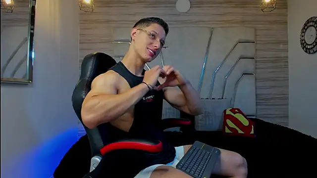 Snapshot of MAXTHOMSON chatting on November 22, 1:37 am MAXTHOMSON online show from November 22, 1:37 am