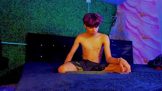 Leo Glow online show from February 19, 1:07 pm