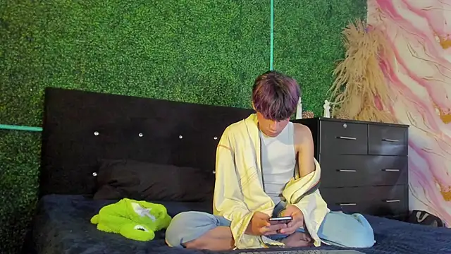 Leo Glow online show from February 25, 12:59 pm