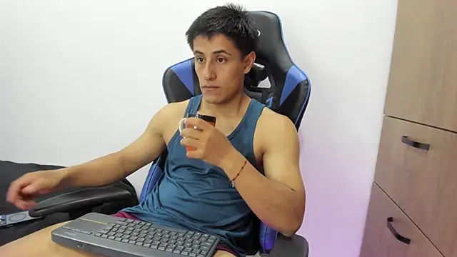 Snapshot of dorman_boy chatting on November 6, 1:06 am dorman boy online show from November 6, 1:06 am