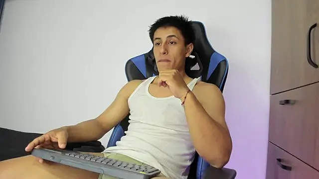 Snapshot of dorman_boy chatting on November 10, 2:10 am dorman boy online show from November 10, 2:10 am