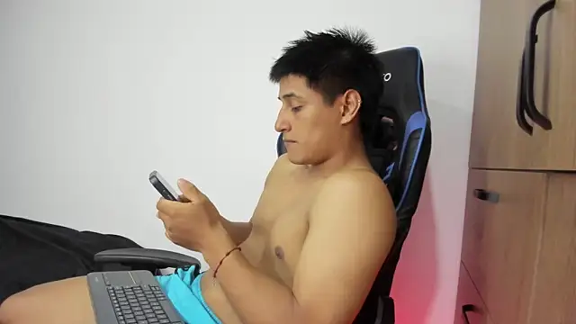 Snapshot of dorman_boy chatting on November 13, 4:11 am dorman boy online show from November 13, 4:11 am