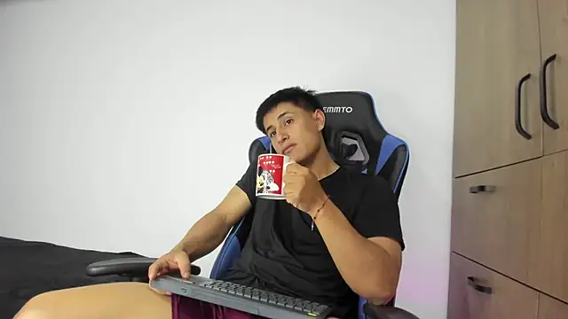 Snapshot of dorman_boy chatting on November 26, 3:29 am dorman boy online show from November 26, 3:29 am