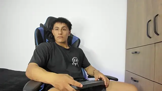 Snapshot of dorman_boy chatting on November 27, 3:30 am dorman boy online show from November 27, 3:30 am