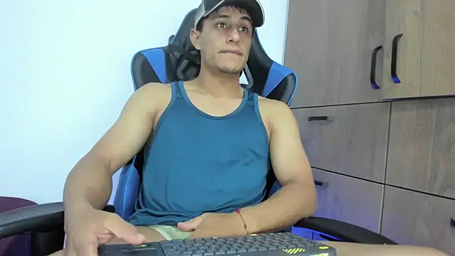 Snapshot of dorman_boy chatting on December 23, 3:48 am dorman boy online show from December 23, 3:48 am