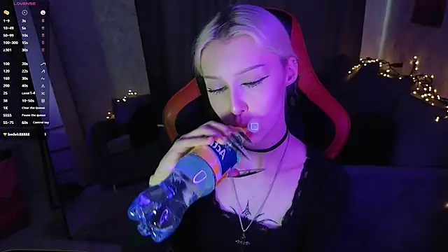 Snapshot of goth__tv chatting on December 21, 10:22 am goth tv online show from December 21, 10:22 am