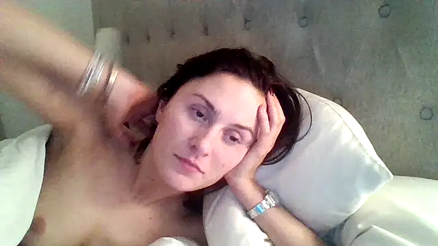 Snapshot of EmLovesxx chatting on December 20, 6:09 am EmLovesxx online show from December 20, 6:09 am