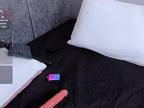 Snapshot of Chaarlotte_09 chatting on November 15, 6:26 pm Chaarlotte 09 online show from November 15, 6:26 pm