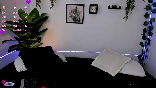 Snapshot of Evelyn_R_ chatting on December 19, 3:30 pm Evelyn R online show from December 19, 3:30 pm