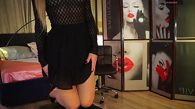 Snapshot of Nikki__Amour chatting on November 17, 8:42 am Nikki Amour online show from November 17, 8:42 am