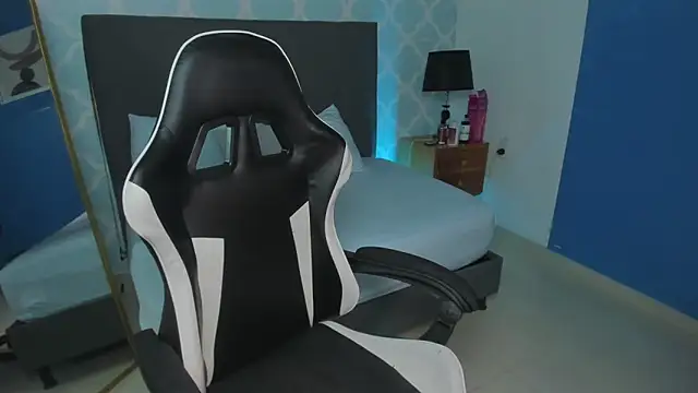 Snapshot of shanel_smithh chatting on December 20, 12:23 pm shanel smithh online show from December 20, 12:23 pm