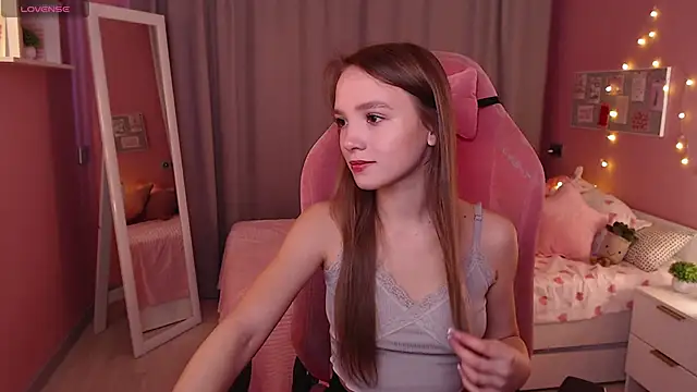 Snapshot of Adria_Arjona chatting on November 16, 7:36 am Adria Arjona online show from November 16, 7:36 am