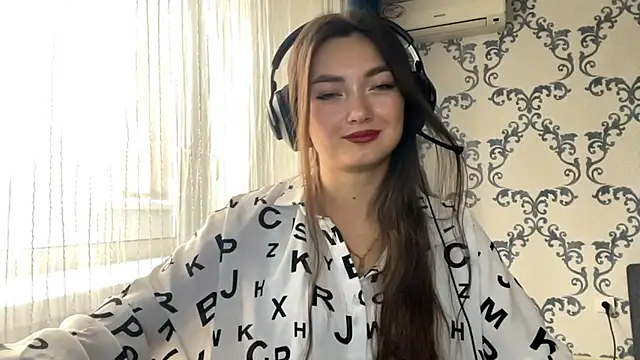 Snapshot of TwotyBright chatting on November 6, 8:04 am TwotyBright online show from November 6, 8:04 am