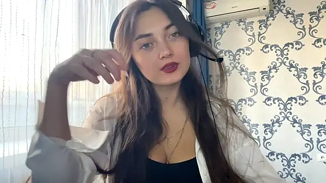 Snapshot of TwotyBright chatting on November 8, 8:03 am TwotyBright online show from November 8, 8:03 am