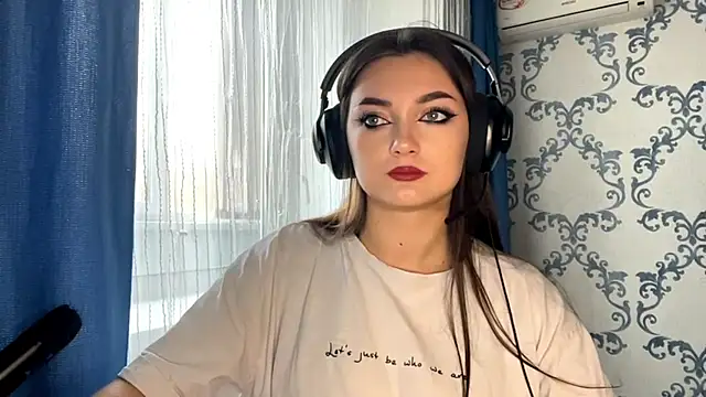 Snapshot of TwotyBright chatting on November 14, 8:02 am TwotyBright online show from November 14, 8:02 am